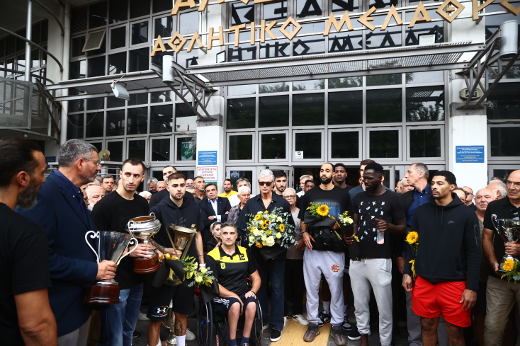 Πλήθος κόσμου στο λαϊκό προσκύνημα για τον Γιάννη Ιωαννίδη στο «Αλεξάνδρειο» [εικόνες]