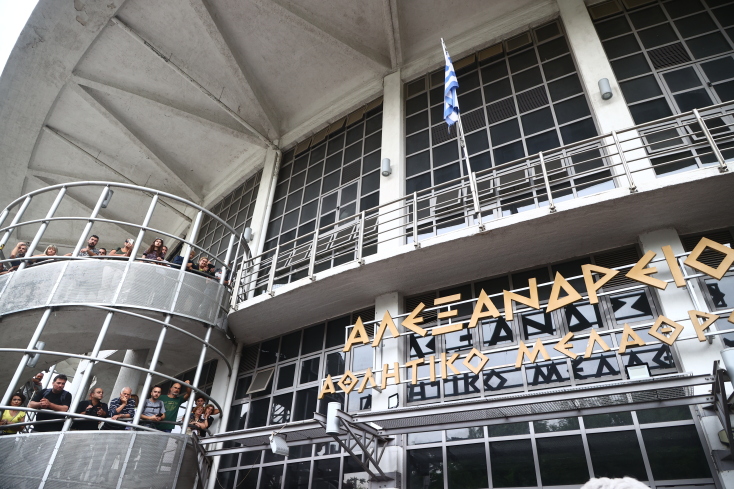 Πλήθος κόσμου στο λαϊκό προσκύνημα για τον Γιάννη Ιωαννίδη στο «Αλεξάνδρειο» [εικόνες]