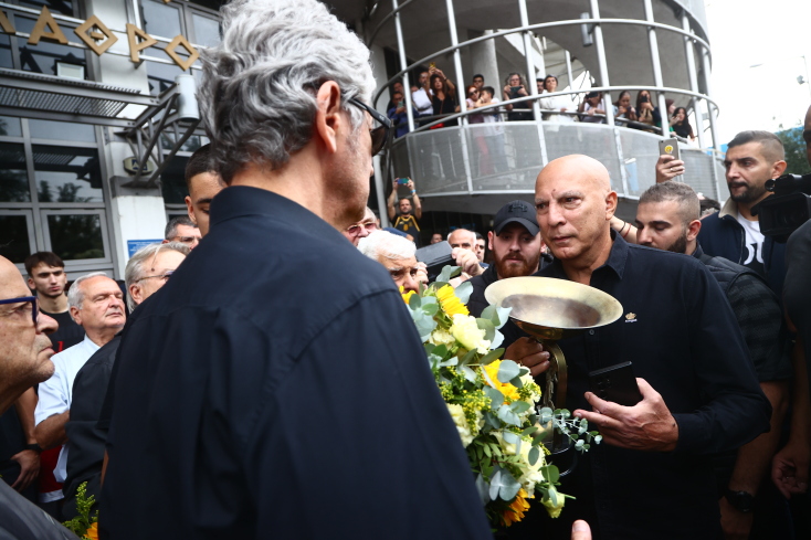 Πλήθος κόσμου στο λαϊκό προσκύνημα για τον Γιάννη Ιωαννίδη στο «Αλεξάνδρειο» [εικόνες]