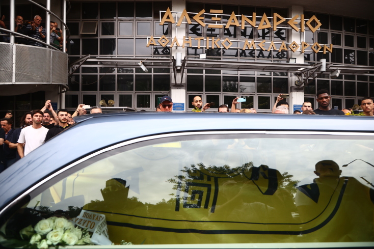 Πλήθος κόσμου στο λαϊκό προσκύνημα για τον Γιάννη Ιωαννίδη στο «Αλεξάνδρειο» [εικόνες]