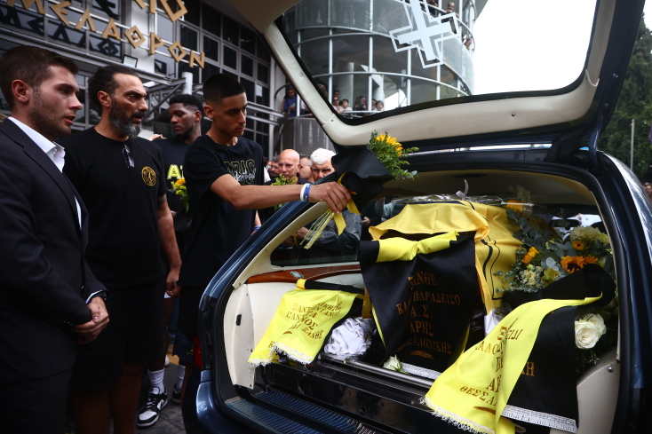 Πλήθος κόσμου στο λαϊκό προσκύνημα για τον Γιάννη Ιωαννίδη στο «Αλεξάνδρειο» [εικόνες]