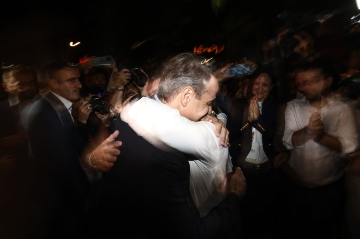 Ο Κυριάκος Μητσοτάκης αγκαλιάζει τον Νίκο Χαρδαλιά και τον συγχαίρει για τη νίκη του από την α'  Κυριακή στις Περιφερειακές Εκλογές 2023