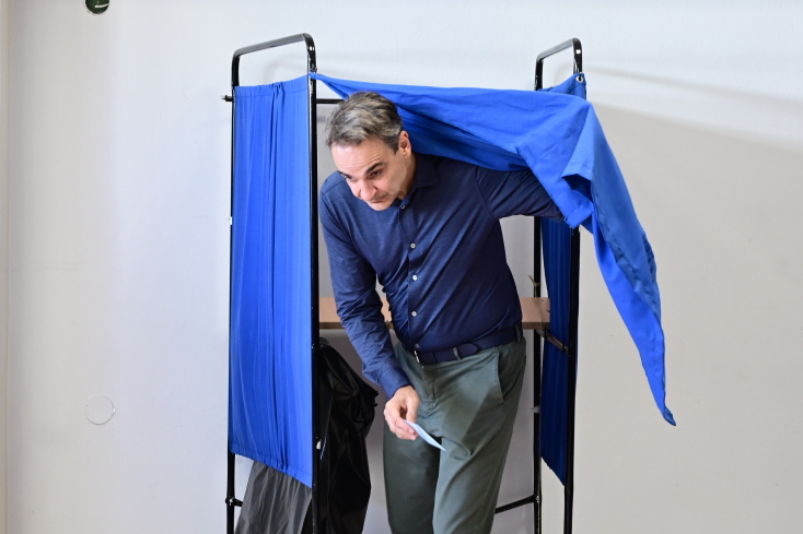 Το εκλογικό του δικαίωμα στις σημερινές δημοτικές και περιφερειακές εκλογές άσκησε ο Κυριάκος Μητσοτάκης, στο 1ο Λύκειο Κηφισιάς