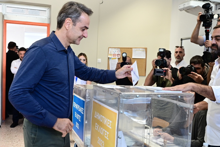 Το εκλογικό του δικαίωμα στις σημερινές δημοτικές και περιφερειακές εκλογές άσκησε ο Κυριάκος Μητσοτάκης, στο 1ο Λύκειο Κηφισιάς