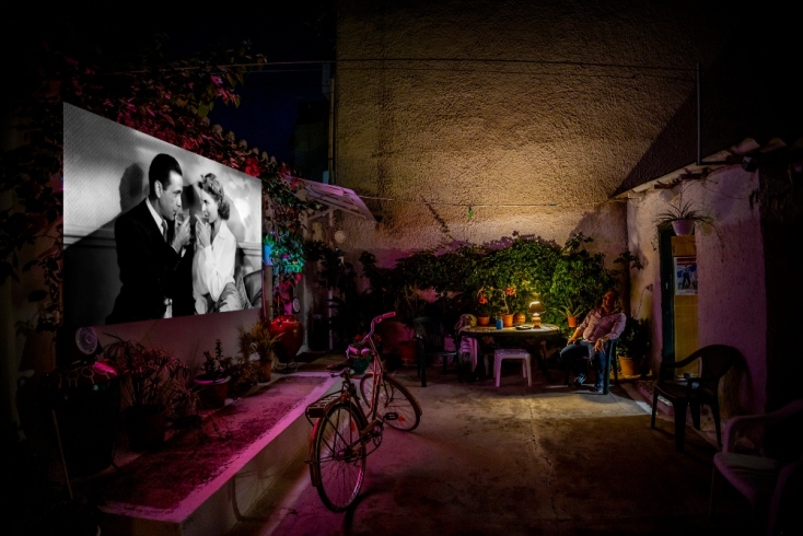 Cine Κοκκινιά: Ένας αυτοσχέδιος κινηματογράφος σε μια αυλή στην Πρέβεζα