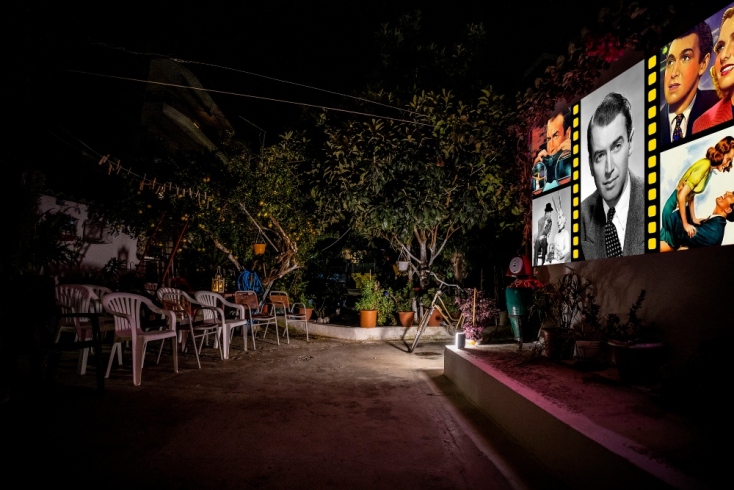 Cine Κοκκινιά: Ένας αυτοσχέδιος κινηματογράφος σε μια αυλή στην Πρέβεζα