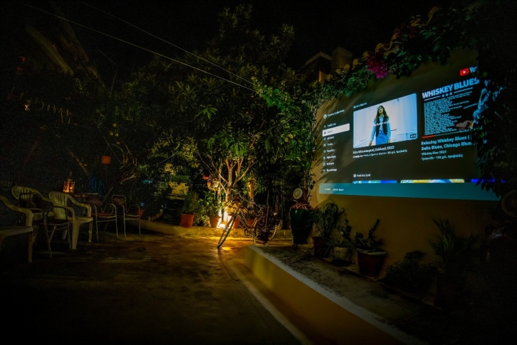 Cine Κοκκινιά: Ένας αυτοσχέδιος κινηματογράφος σε μια αυλή στην Πρέβεζα