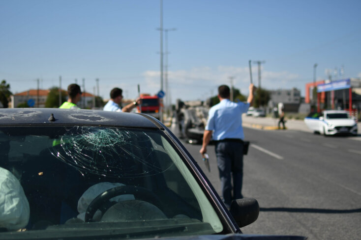 Ανετράπη αυτοκίνητο έπειτα από τροχαίο ατύχημα στην Λάρισα 