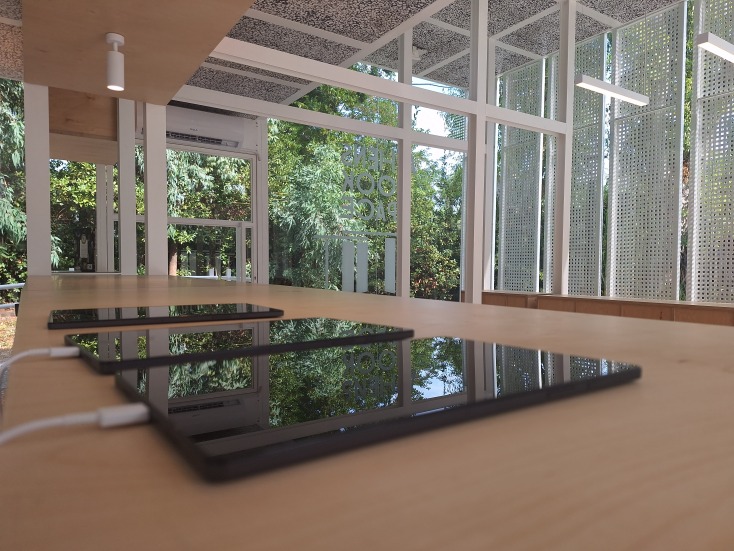 O επισκέπτης μπορεί να διαβάσει ψηφιακά όποιο βιβλίο τον ενδιαφέρει