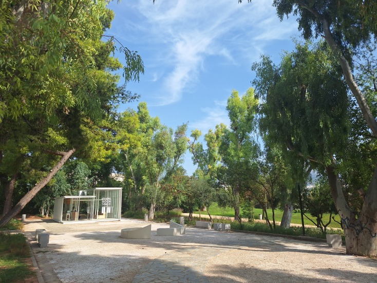 «Είναι σε ένα ξέφωτο, μέσα στο πράσινο, έχει όλη αυτή την ανοιχτότητα, αλλά ταυτόχρονα, είσαι στο μετρό και στο Μέγαρο Μουσικής»