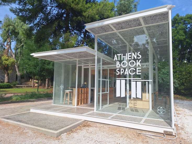 Athens Book Space: Tο σημείο συνάντησης των βιβλιοφάγων της πόλης, που δημιουργήθηκε μέσα στο καταπράσινο περιβάλλον