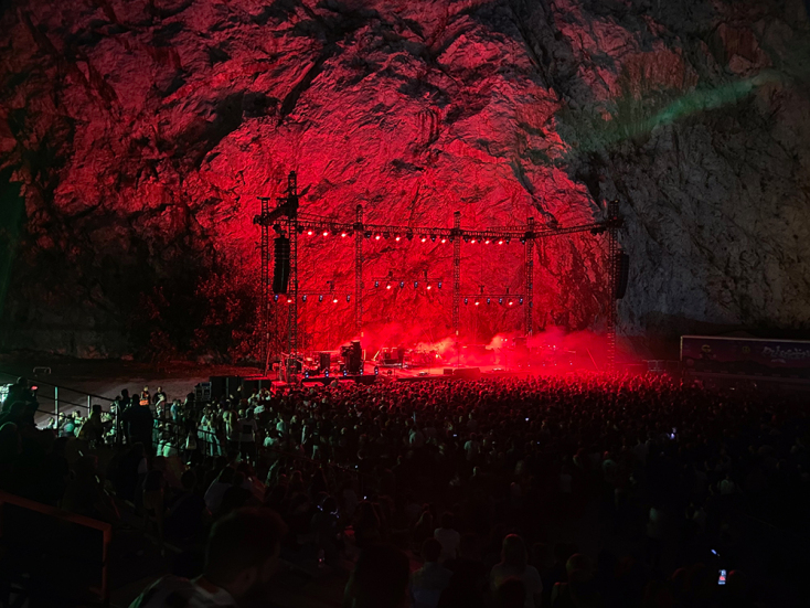 IDLES: Εντυπώσεις από την πρώτη τους συναυλία στην Ελλάδα, στο Θέατρο Βράχων.