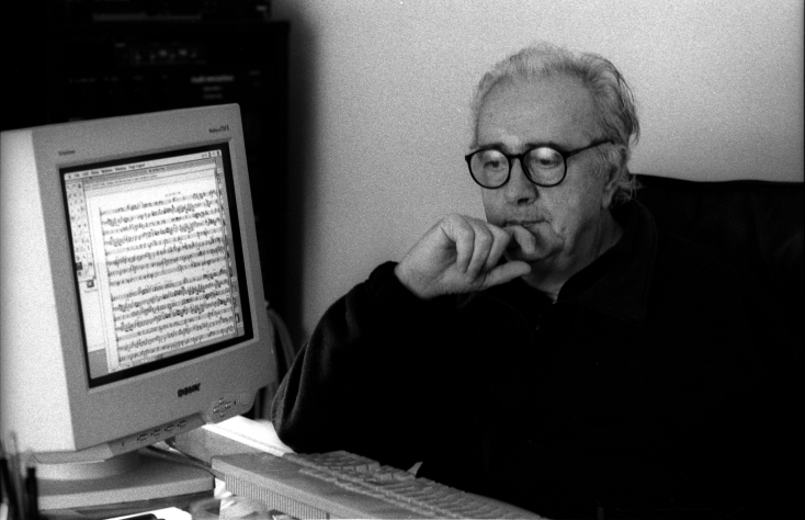 Νίκος Μαμαγκάκης: Ο μουσικός παραγωγός Άγγελος Σφακιανάκης θυμάται τη γνωριμία και στη συνεργασία με τον σπουδαίο συνθέτη.