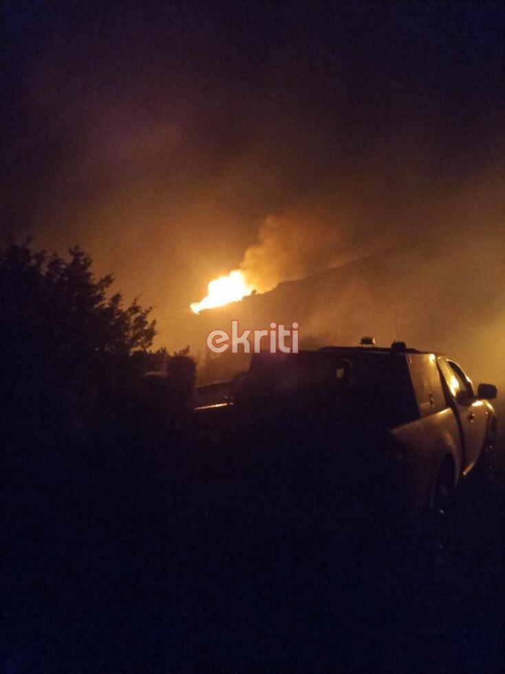 Μεγάλη φωτιά στη Βασιλική Ιεράπετρας