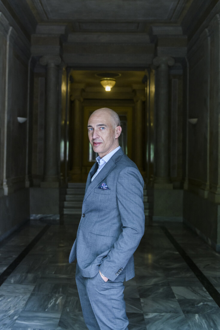 Ο Γιάννης Μόσχος στο κτίριο Τσίλλερ