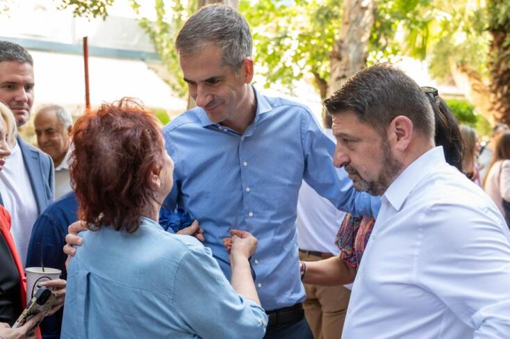 O Νίκος Χαρδαλιάς βόλτα με τον Κώστα Μπακογιάννη στο Κουκάκι