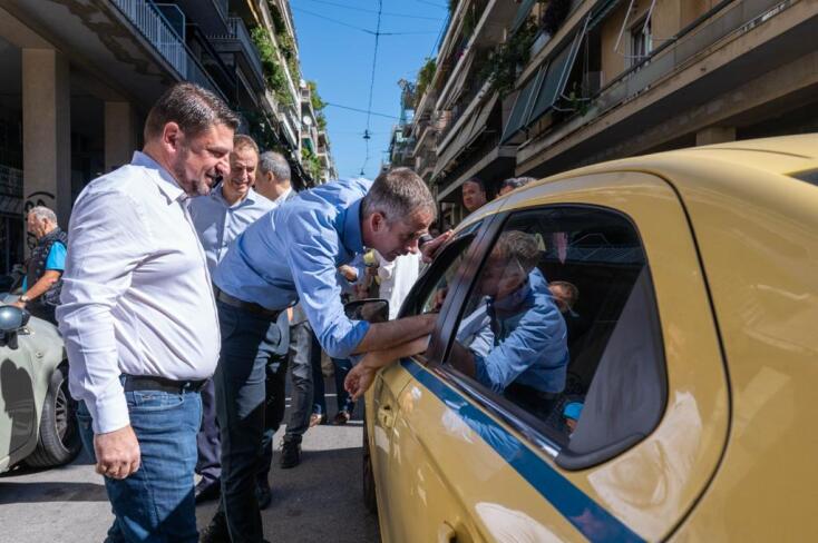 O Νίκος Χαρδαλιάς βόλτα με τον Κώστα Μπακογιάννη στο Κουκάκι