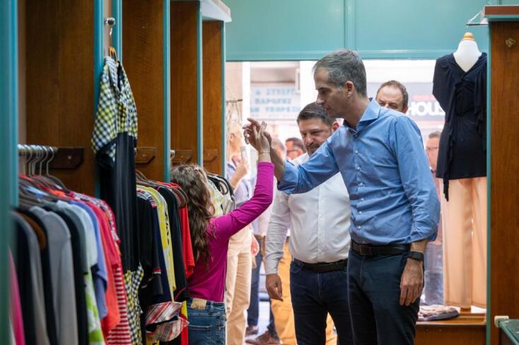 O Νίκος Χαρδαλιάς βόλτα με τον Κώστα Μπακογιάννη στο Κουκάκι