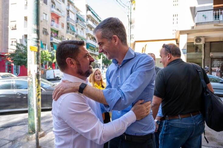 O Νίκος Χαρδαλιάς βόλτα με τον Κώστα Μπακογιάννη στο Κουκάκι