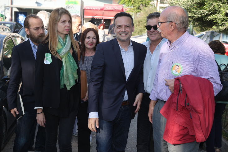 Ο Χάρης Δούκας διεκδικεί τον δήμο Αθηναίων με αντίπαλο τον νυν δήμαρχο, Κώστα Μπακογιάννη.