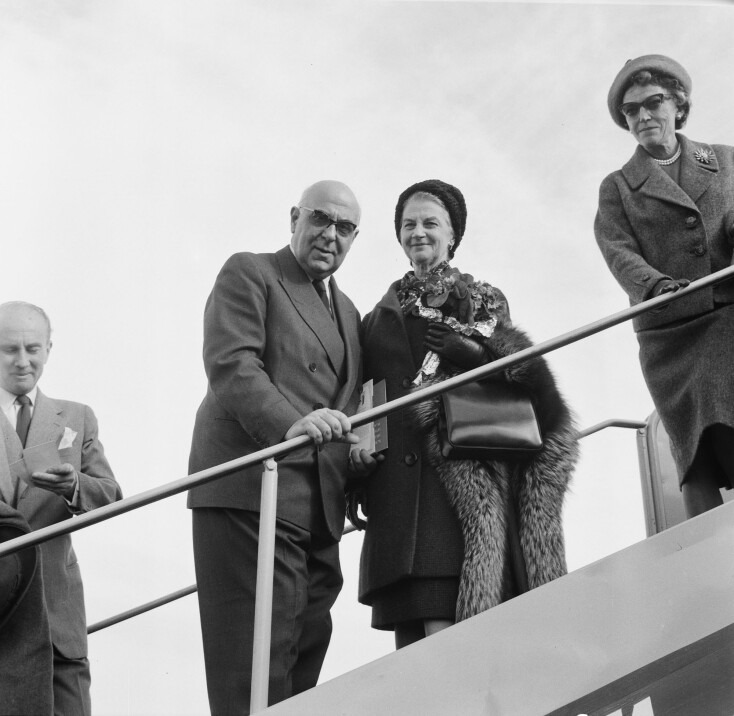 Αθήνα, 6 Δεκεμβρίου 1963, πρωί. Ο Γιώργος και η Μαρώ Σεφέρη αναχωρούν με προορισμό την Στοκχόλμη για την τελετή απονομής των βραβείων Νόμπελ 1963