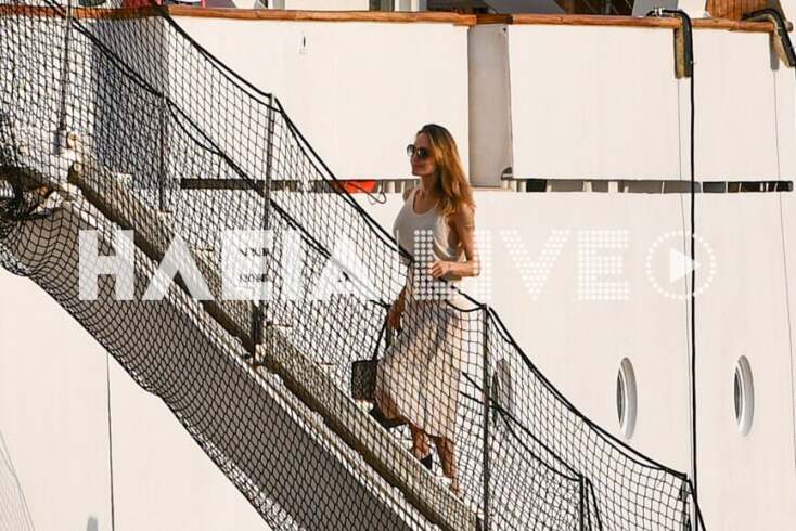 Η Angelina Jolie ανεβαίνει τα σκαλιά της θαλαμηγού Christina O. με απλό ντύσιμο και χωρίς την περούκα της Κάλλας