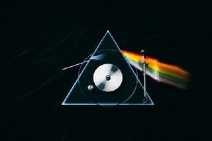 Pink Floyd: Για τα 50χρονα του Dark Side of the Moon, κυκλοφόρησε στο εμπόριο ένα πικάπ εμπνευσμένο από το εξώφυλλο του άλμπουμ.