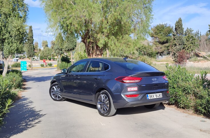Το ανανεωμένο Hyundai i30 Fastback χαρακτηρίζεται από ποικιλία κινητήρων και μεγάλους χώρους 