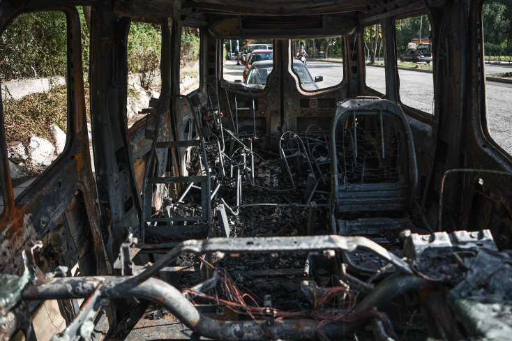Νύχτα επεισοδίων έξω από την Πανεπιστημιούπολη - Τραυματίστηκε αστυνομικός
