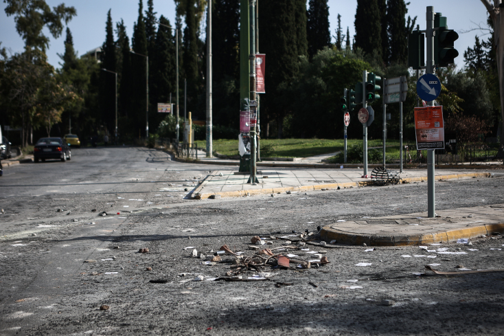 Νύχτα επεισοδίων έξω από την Πανεπιστημιούπολη - Τραυματίστηκε αστυνομικός