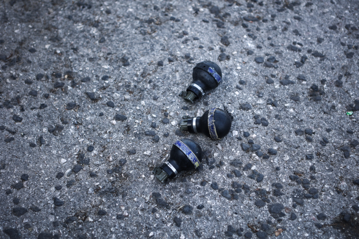 Νύχτα επεισοδίων έξω από την Πανεπιστημιούπολη - Τραυματίστηκε αστυνομικός