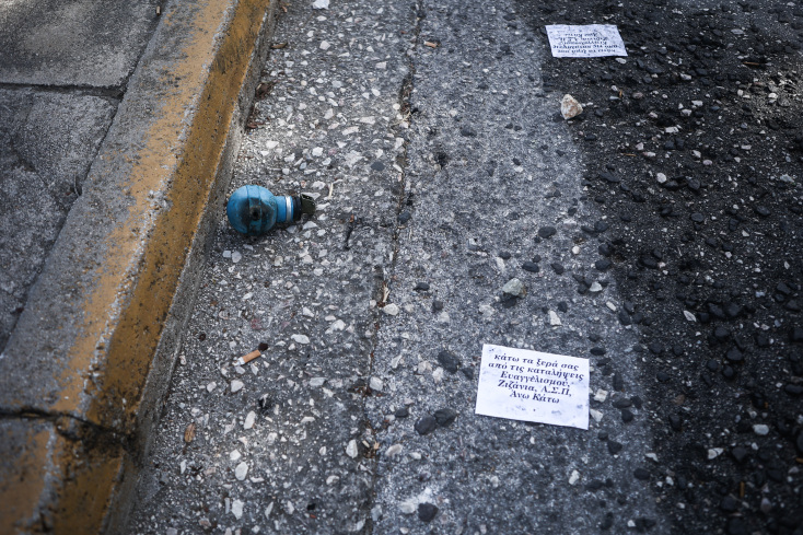 Νύχτα επεισοδίων έξω από την Πανεπιστημιούπολη - Τραυματίστηκε αστυνομικός