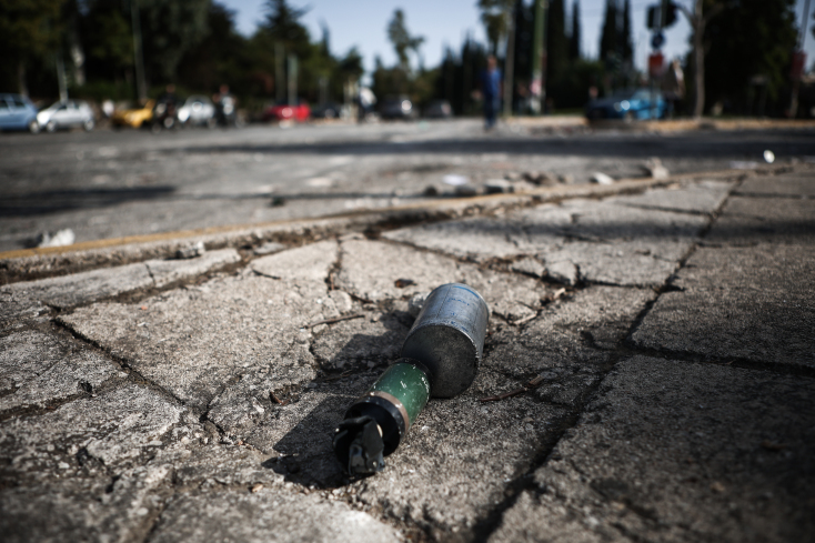 Νύχτα επεισοδίων έξω από την Πανεπιστημιούπολη - Τραυματίστηκε αστυνομικός