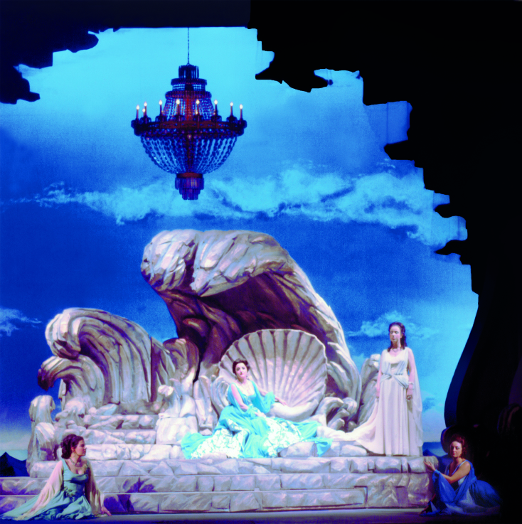 Η παράσταση «Αριάδνη στη Νάξο» (Ariadne auf Naxos) έκανε πρεμιέρα στις 22 Φεβρουαρίου 1974 σε μουσική Ρίχαρντ Στράους και ποιητικό κείμενο του Χούγκο Φον Χόφμανσταλ