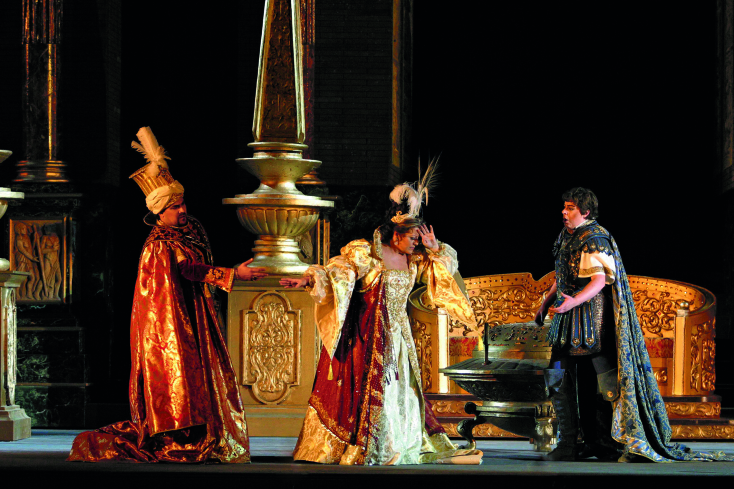 «Η πολιορκία της Κορίνθου», η όπερα που συνέθεσε ο Ροσίνι για το Μεσολόγγι και την επανάσταση του 1821 κάνει πρεμιέρα στην Όπερα του Παρισιού στις 8 Οκτωβρίου του 1826, επτά μήνες μετά την πτώση του Μεσολογγίου. «Όλοι πέθαναν για να μας προστατέψουν. Ένας θεός μας βλέπει από ψηλά. Για να γλυτώσουμε από τα δεσμά της σκλαβιάς, η Κόρινθος πεθαίνει στις φλόγες». Στην παρούσα φώτο, η παραγωγή έγινε από την ΕΛΣ το 2001