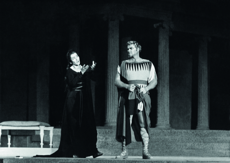 Στη «Μήδεια», που έκανε πρεμιέρα στο Αρχαίο Θέατρο Επιδαύρου στις 6 Αυγούστου 1961, στον ομώνυμο ρόλο η μοναδική Μαρία Κάλλας