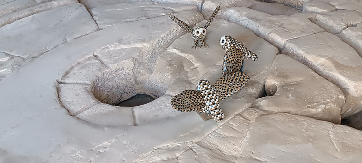 Οι οπές για την τοποθέτηση του υδραυλικού μηχανισμού που διατηρούνται ακόμη στην επιφάνεια του δαπέδου