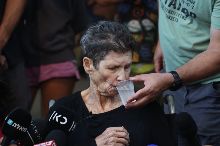 Η 85χρονη περιέγραψε πώς την έφεραν στη Γάζα μέσω μιας πύλης, ενώ είπε ότι στη μεταφορά της απέκτησε μώλωπες και δυσκολευόταν να αναπνεύσει.