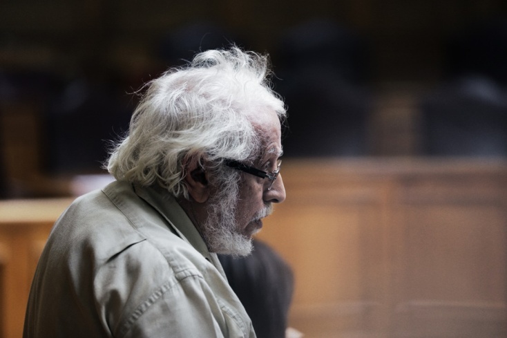 Γιώργος Γραμματικάκης γυρισμένος προφίλ στον φωτογραφικό φακό