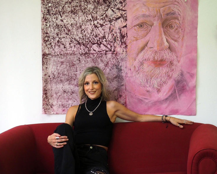 H Βίβιαν Χαλκίδη με το έργο της «Διχασμός» © Villy Calliga