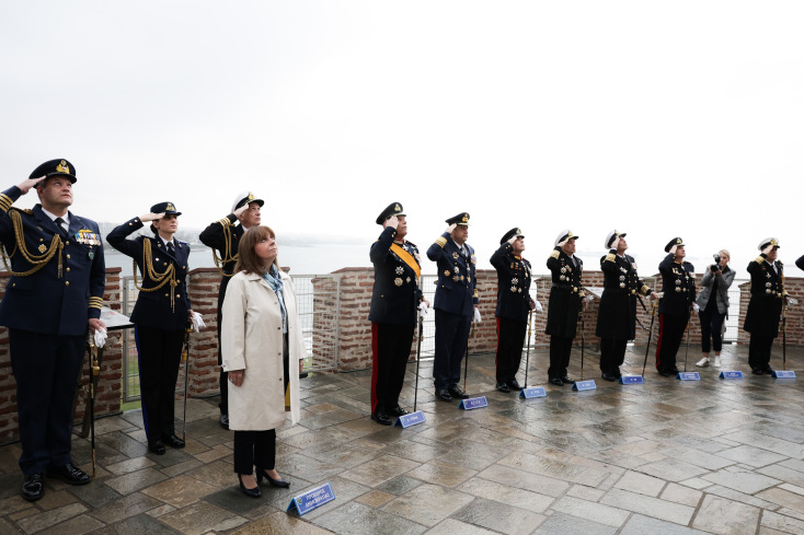 Ξεκίνησαν οι εορταστικές εκδηλώσεις στη Θεσσαλονίκη - Δείτε εικόνες από την έπαρση της σημαίας στον Λευκό Πύργο