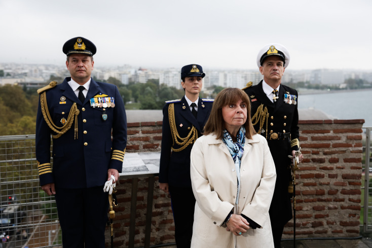 Ξεκίνησαν οι εορταστικές εκδηλώσεις στη Θεσσαλονίκη - Δείτε εικόνες από την έπαρση της σημαίας στον Λευκό Πύργο