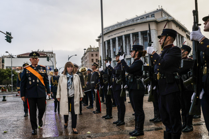 Ξεκίνησαν οι εορταστικές εκδηλώσεις στη Θεσσαλονίκη - Δείτε εικόνες από την έπαρση της σημαίας στον Λευκό Πύργο