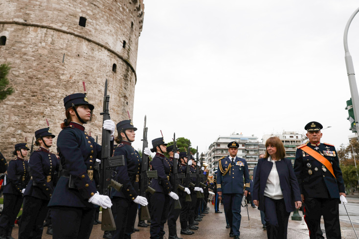 Ξεκίνησαν οι εορταστικές εκδηλώσεις στη Θεσσαλονίκη - Δείτε εικόνες από την έπαρση της σημαίας στον Λευκό Πύργο