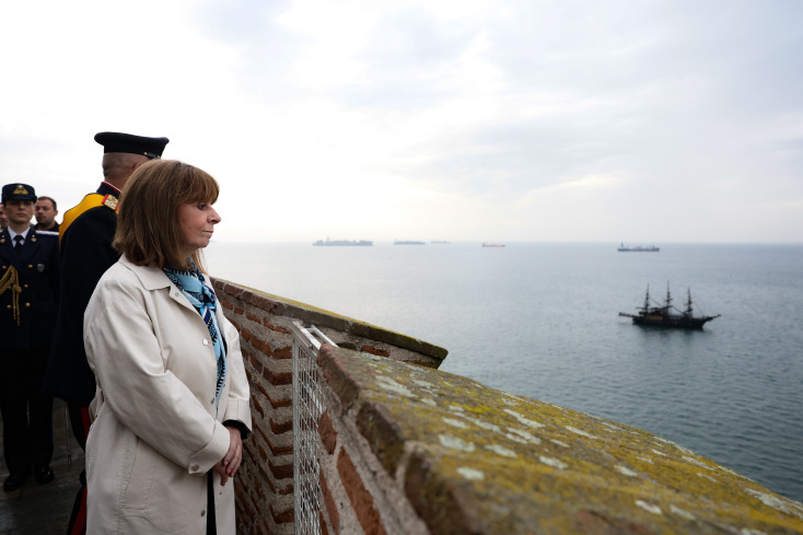 Ξεκίνησαν οι εορταστικές εκδηλώσεις στη Θεσσαλονίκη - Δείτε εικόνες από την έπαρση της σημαίας στον Λευκό Πύργο