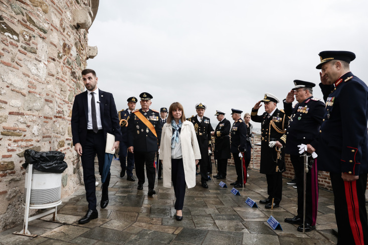 Ξεκίνησαν οι εορταστικές εκδηλώσεις στη Θεσσαλονίκη - Δείτε εικόνες από την έπαρση της σημαίας στον Λευκό Πύργο