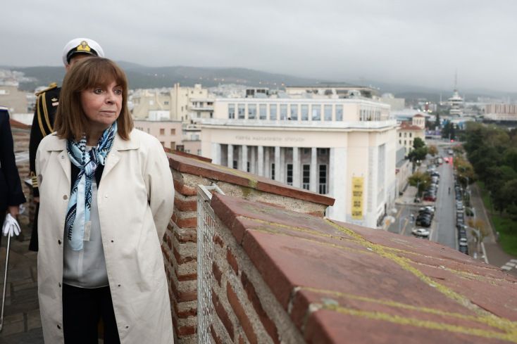 Ξεκίνησαν οι εορταστικές εκδηλώσεις στη Θεσσαλονίκη - Δείτε εικόνες από την έπαρση της σημαίας στον Λευκό Πύργο