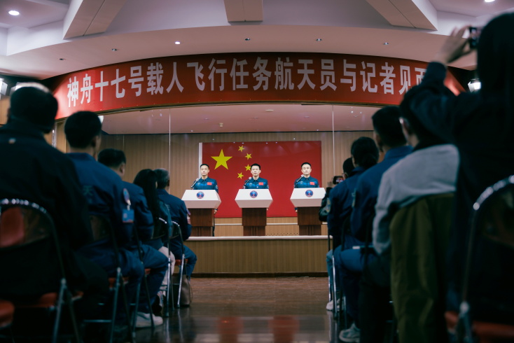 Κίνα: Το νεαρότερο πλήρωμα κινέζων αστροναυτών κατευθύνεται προς τον διαστημικό σταθμό Τιανγκόνγκ - Μέση ηλικία του πληρώματος είναι τα 38 έτη.