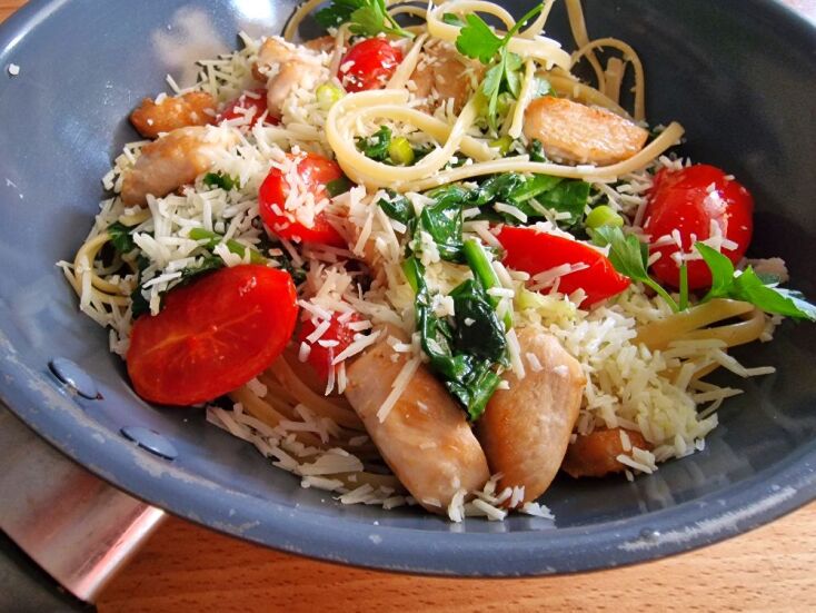 Μακαρονάδα με κοτόπουλο, σπανάκι και ντοματίνια