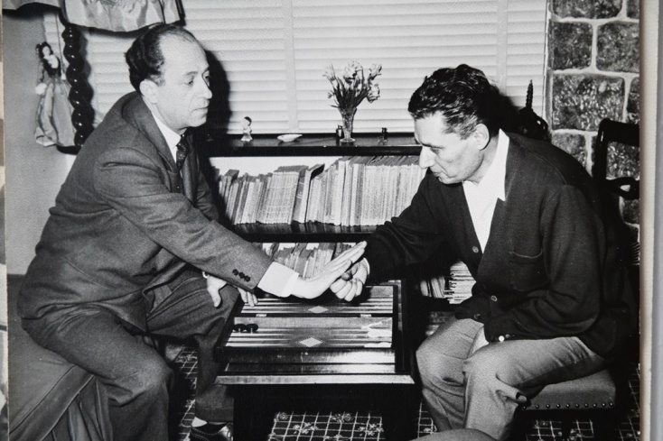 Ο Μίμης Φωτόπουλος παίζει τάβλι με ένα ακόμη άνδρα και φαίνεται να εκνευρίζεται 